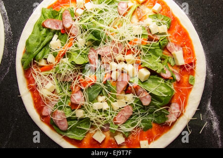 Materie pizza con spinaci e salsa di pomodoro Foto Stock