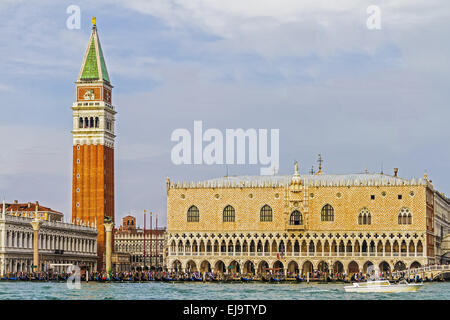 Palazzo Ducale visto dal mare Venezia Italia Foto Stock