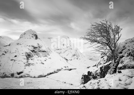 Guardando le Tre Sorelle di Glen Coe su un inverno nevoso giorno Foto Stock