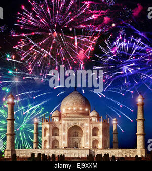 Festosi fuochi d'artificio su Taj Mahal, India Foto Stock