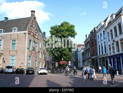 Paushuize (Casa Papale) a Kromme Nieuwegracht canal a Utrecht, inizi del XVI secolo maniero edificato per il solo olandese papa Adriano IV Foto Stock