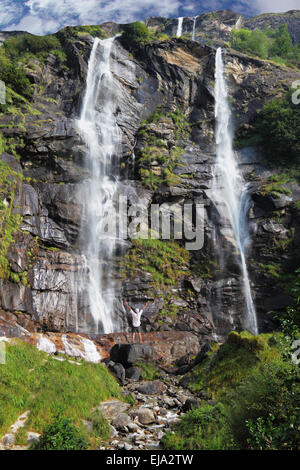 Pittoresca cascata nel Nord Italia Foto Stock