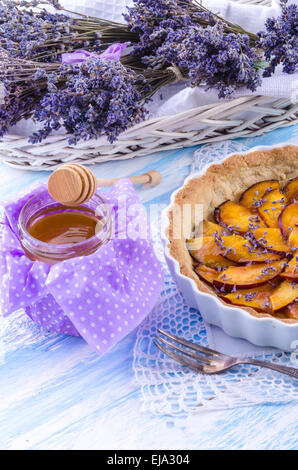 Pesche noci tarte con lavanda e miele Foto Stock
