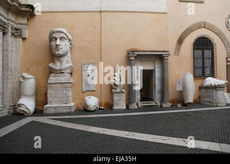 L'imperatore romano Costantino I (272-337 AD). Statua colossale presso i Musei Capitolini. Iv secolo. Roma. L'Italia. Foto Stock