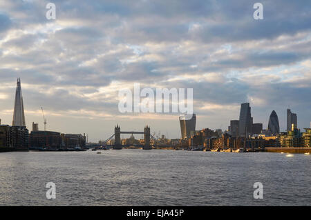 Lo skyline di Londra da Bermondsey, con il fiume Tamigi e il Tower Bridge e la Shard Foto Stock