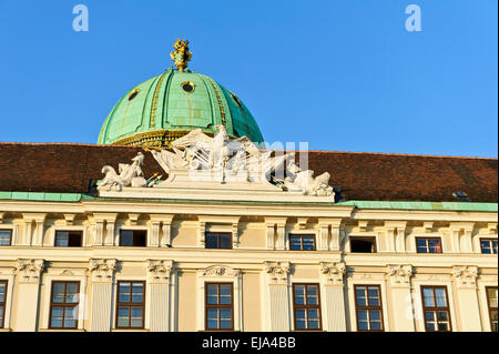 La magnifica cupola e le sculture del Palazzo Imperiale Hofburg di Vienna, Austria. Foto Stock