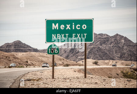 Autostrada segno Messico Prossima uscita in California Foto Stock