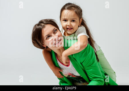 Figlia abbracciando la madre Foto Stock