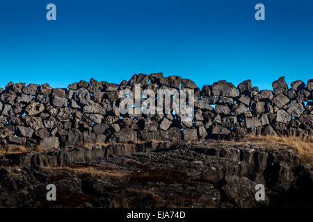 Muro di pietra perimetro in Islanda Foto Stock