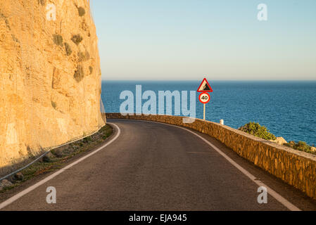 Stretta strada costiera di avvolgimento in alto lungo le scogliere Foto Stock