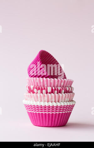 Pila di rosa cupcake casi Foto Stock
