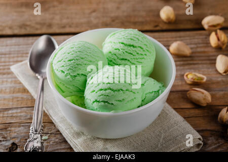 Il pistacchio gelato in una ciotola la sfera Foto Stock