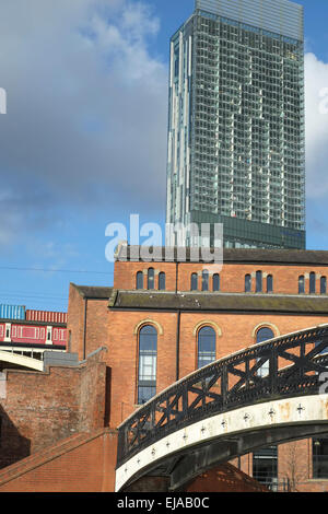 Manchester, Inghilterra: Hilton Hotel in Manchester visto qui da The Castlefield quartiere del canale Foto Stock