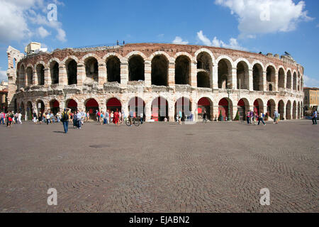 Vista di pareti di rovine dell antico anfiteatro romano di Verona e a pochi turisti in estate Foto Stock