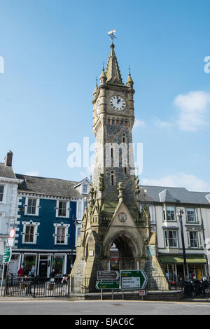 Torre dell'orologio di Machynlleth città mercato sul mercato settimanale giorno tenutasi mercoledì,in Powys,il Galles Centrale,Galles Foto Stock