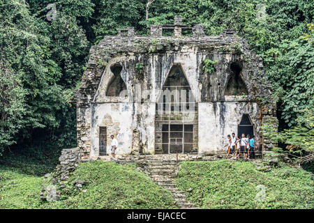 Tempio di Foliated Cross con facciata decaduti rivela la struttura interna dell'edificio Palenque zona archeologica Foto Stock