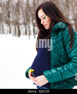 Giovane bella donna incinta in inverno Foto Stock