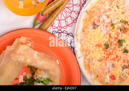 Pizza con insalata fresca Foto Stock