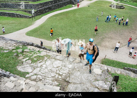 I turisti salita ripida base del Tempio del sole come gli altri percorsi di wander & area di erba tra i templi del gruppo trasversale di Palenque Foto Stock