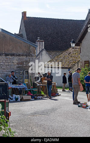 Ricerca in agosto mercatino delle pulci in Gigny-sûr-Saône, Borgogna, Francia. Foto Stock