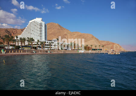 Hotel magnifico, palme e montagne Foto Stock