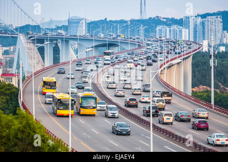 Il traffico intenso closeup sul ponte Foto Stock