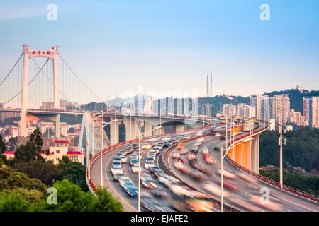 Grazioso ponte di sospensione in sunset Foto Stock