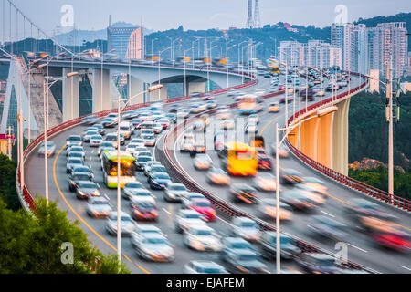 Ponte di approccio in sunset Foto Stock