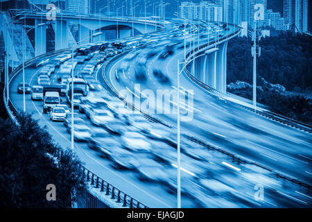 Traffico di veicoli e la sfocatura in movimento sul ponte Foto Stock