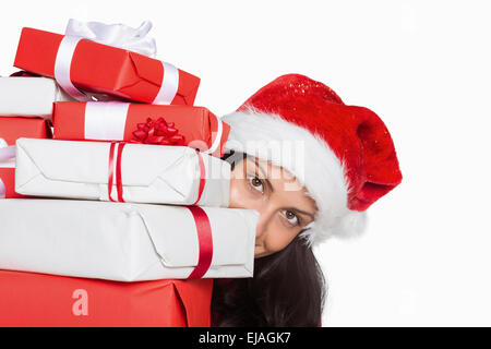 Donna che mantiene molti regali di natale Foto Stock