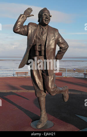 Eric Morecambe statua in bronzo di Graham Ibbeson sulla Promenade di Blackpool, Lancashire, Inghilterra, Regno Unito Foto Stock