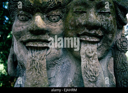 Nella Foresta delle Scimmie di Ubud a Bali in Indonesia nel sud-est asiatico. Scultura sculture religiose Tempio Storia Storia storico viaggio Foto Stock