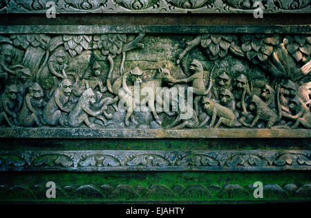 Nella Foresta delle Scimmie di Ubud a Bali in Indonesia nel sud-est asiatico. Scultura sculture religiose Tempio Storia Storia storico viaggio Foto Stock