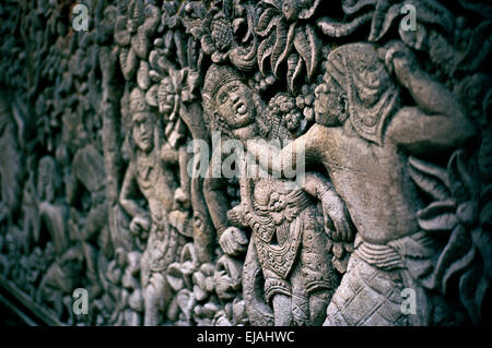 Nella Foresta delle Scimmie di Ubud a Bali in Indonesia nel sud-est asiatico. Scultura sculture religiose Tempio Storia Storia storico viaggio Foto Stock