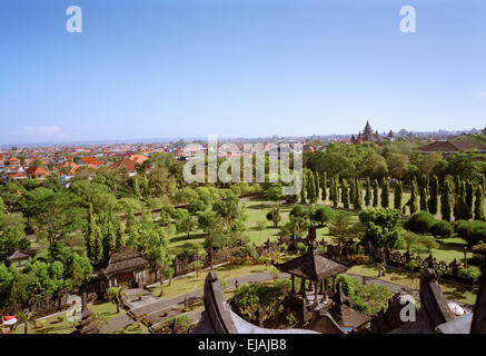 Vista su Denpasar dal Bajra Sandhi monumento di Bali in Indonesia nel sud-est asiatico. Paesaggio urbano della città paesaggio città Urban Travel Foto Stock