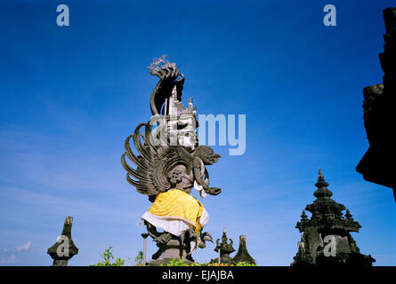 La scultura di arte presso Bajra Sandhi Monumento a Denpasar a Bali in Indonesia nel sud-est asiatico. Il carving statua architettura Cultura corsa tradizionale Foto Stock