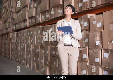 Piuttosto warehouse manager utilizzando tablet pc Foto Stock