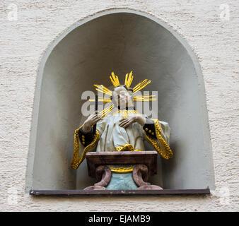 Icona religiosa incorporato nella parete della chiesa a Fussen, Germania Foto Stock