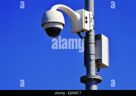 Hi-tech tipo dome telecamera oltre il cielo blu Foto Stock