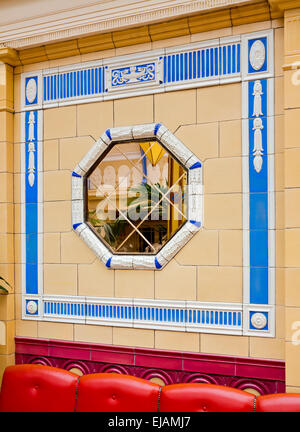 Specchio ottagonale in Art Deco Arcade ad ingresso a Blackpool Winter Gardens un complesso di intrattenimento in Lancashire England Regno Unito Foto Stock