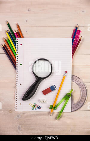Tabella studenti con forniture scolastiche Foto Stock