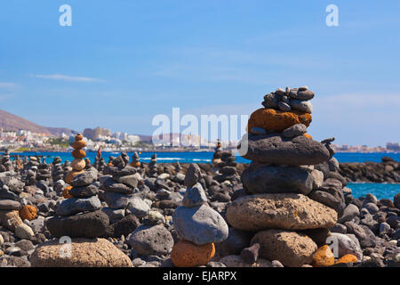 Pila di pietre sulla spiaggia Foto Stock