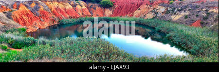 Il lago in un abbandono cava di bauxite , Otranto, Italia Foto Stock