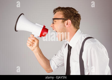 Geeky imprenditore urlando attraverso il megafono Foto Stock