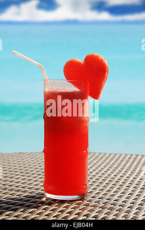 Cocktail di frutta su un tavolo in spiaggia Foto Stock