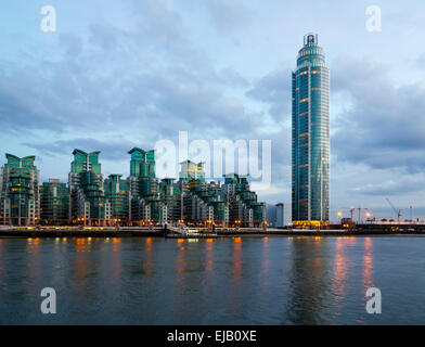 St George Wharf riverside sviluppo di appartamenti di lusso sulla riva sud del fiume Tamigi vicino alla Vauxhall Bridge London REGNO UNITO Foto Stock