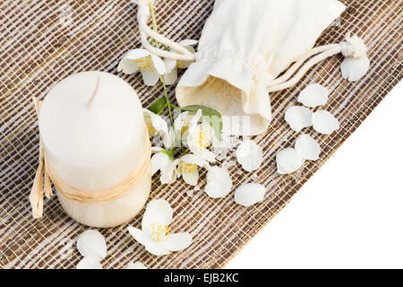 Composizione Spa con candela jasmine su sfondo bianco Foto Stock