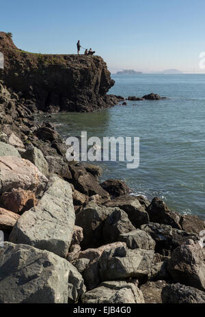 Persone turisti sul punto cavallo si affacciano nei pressi Satterlee frangiflutti a Fort Baker nella città di Sausalito Marin County in California Foto Stock