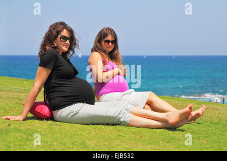 Due affascinanti giovani donne in stato di gravidanza Foto Stock