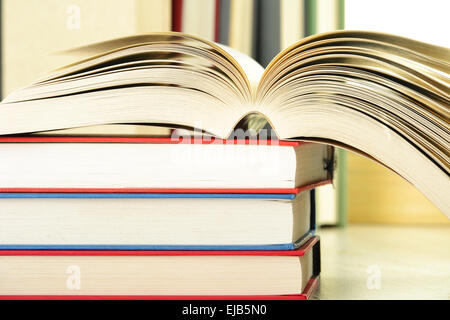 Composizione con i libri sul tavolo Foto Stock